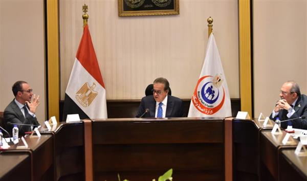 ‎وزير الصحة يناقش اشتراطات تجديد ترخيص مزاولة مهنة الطب