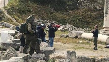 مستوطنون يقتحمون الموقع الأثري في بلدة سبسطية شمال غرب نابلس