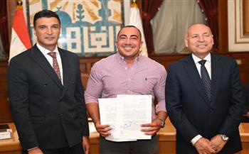 وزير الصناعة ومحافظ القاهرة يسلمان 40 عقد تقنين أوضاع لمصانع بمنطقة شق الثعبان 