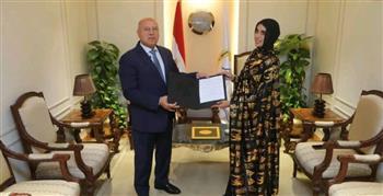 وزير النقل يكرم بطلة أسوان ويمنحها وظيفة تقديرًا لشجاعتها في حماية قطار من الرشق بالحجارة