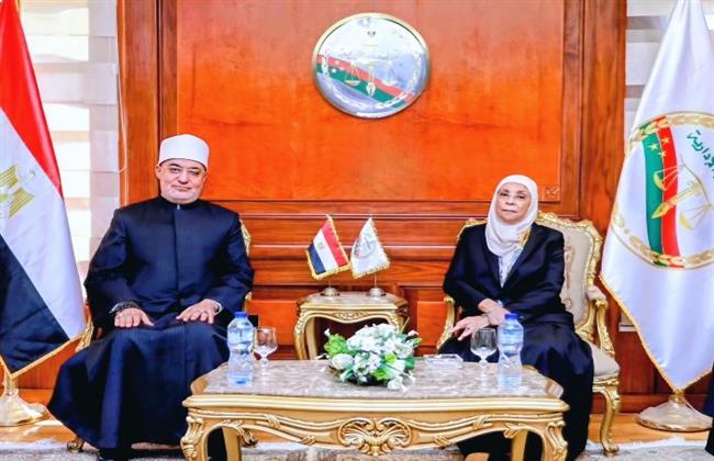 مفتي الجمهورية يهنئ رئيس هيئة النيابة الإدارية بمناسبة توليها رئاسة الهيئة رسميًّا