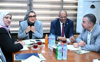 محافظ الوادي الجديد تبحث مستجدات مشروع" إدارة موارد المياه واستخدامات الأراضي "