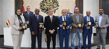   محافظ أسوان يكرم فريق المديرية المالية بعد الفوز بأول نسخة من كأس تميز المالية العامة