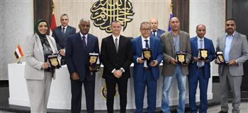 محافظ أسوان يكرم فريق المديرية المالية بعد الفوز بأول نسخة من كأس تميز المالية العامة