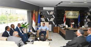 محافظ أسوان يبحث تعظيم الإيرادات الذاتية وتطوير المنظومة المالية