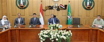 محافظ المنوفية يستعرض مشروعات الطرق والمواقف ومؤشرات الأداء المالي والإداري