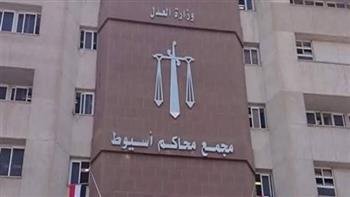 تأجيل محاكمة قاتل صديقه في أسيوط.. استدرجه بحيلة صفقة ذخيرة واستولى على 1.2 مليون جنيه