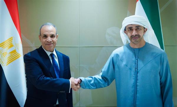 وزير الخارجية يلتقي نظيره الإماراتي في أبو ظبي لبحث تعزير العلاقات الثنائية