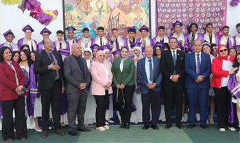 نقيب المعلمين يشهد احتفالية تخرج طلاب الدبلومة الأمريكية بالمدرسة القومية بالعجوزة