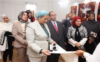 أمل عمار تشهد معرض النسيج الذكي وملابس ذوي الهمم لرائدات أعمال جامعة كفر الشيخ