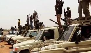   القاهرة الإخبارية: مجموعة من الدعم السريع تسلم عتادها للجيش السوداني بأم درمان 