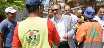   محافظ بورسعيد يكرم عمال النظافة 