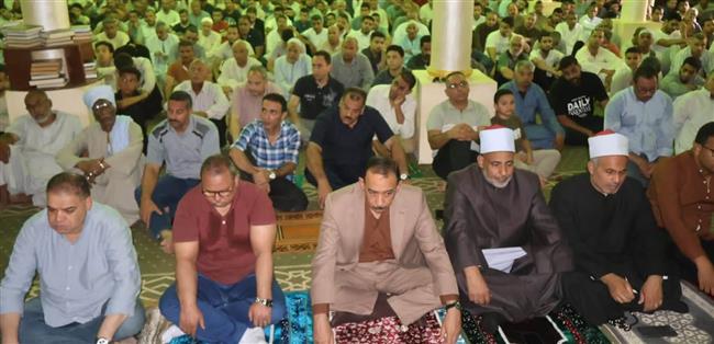محافظ سوهاج يؤدي صلاة الجمعة بمسجد الشرطة بمدينة ناصر