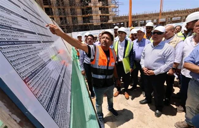 وزير النقل يتفقد الخط الأول للقطار الكهربائي السريع من مطروح إلى النوبارية