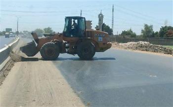   مجلس مدينة قها ينفذ حملة مكبرة لرفع المخلفات والأتربة بالطريق الزراعي