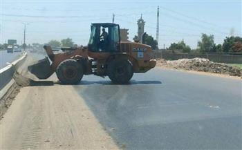 مجلس مدينة قها ينفذ حملة مكبرة لرفع المخلفات والأتربة بالطريق الزراعي