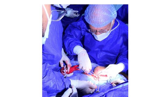 رئيس جامعة سوهاج يترأس فريقًا جراحيًا يعيد الحركة لطفل أصيب بشلل كامل بالذراع