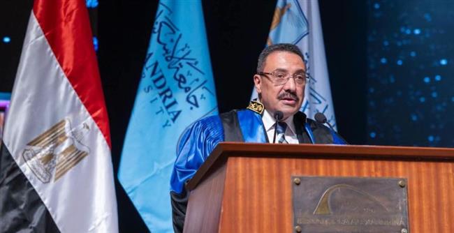 رئيس جامعة الإسكندرية يشهد حفل تخريج دفعة جديدة من برامج الدراسات العليا المهنية بكلية الأعمال