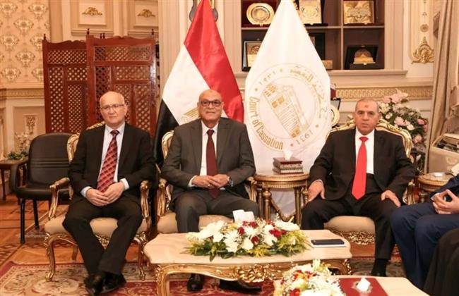 رئيس هيئة قضايا الدولة يزور رئيس محكمة النقض لتقديم التهنئة