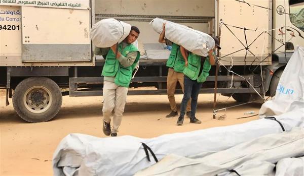 مركز الملك سلمان للإغاثة ينشئ مخيمًا جديدًا لإيواء النازحين في مدينة دير البلح