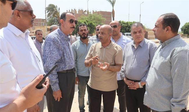 محافظ سوهاج يتفقد أعمال رصف وتوسعة طريق الحواويش بطول 3.5 كيلو متر 