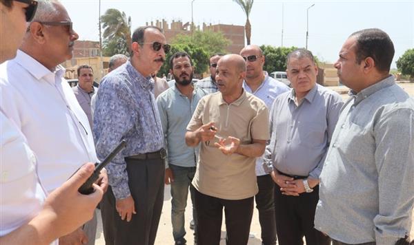 محافظ سوهاج يتفقد أعمال رصف وتوسعة طريق الحواويش بطول 3.5 كيلو متر