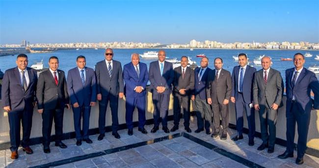 محافظ الإسكندرية يستقبل عددًا من القيادات التنفيذية بقلعة قايتباي