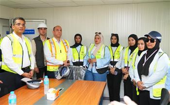 كيف تصدرت المرأة المصرية مشاهد جولة وزير العمل داخل مشروع باور تشاينا ؟
