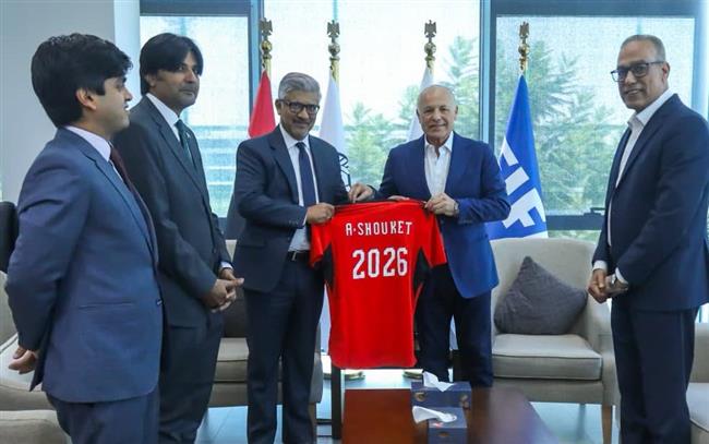 هاني أبو ريدة يستقبل السفير الباكستاني ويهديه قميص منتخب مصر