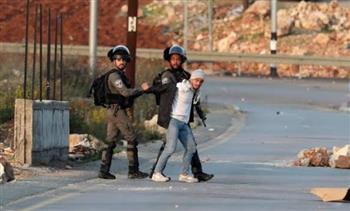الاحتلال الإسرائيلي يعتقل ما لا يقل عن 33 فلسطينيا من الضفة الغربية