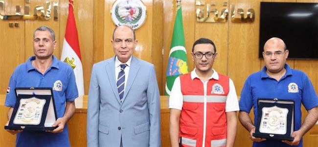 محافظ المنيا يكرّم مسعفين أنقذا مصابًا وحفظا 800 ألف جنيه