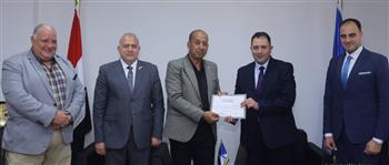   تقديرًا للجهود.. محافظ دمياط يكرّم قيادات رأس البر