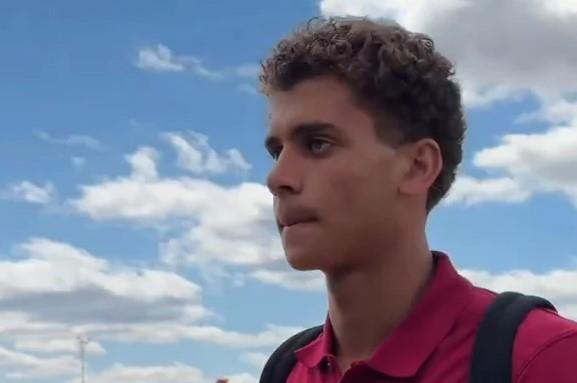 حمزة عبد الكريم يصل إنجلترا مع بعثة برشلونة استعدادًا للموسم الجديد