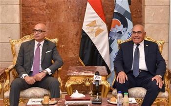 رئيس الهيئة العربية للتصنيع يكرم فريق ASUWind بكلية الهندسة بعد حصد المركز الثالث عالميًا
