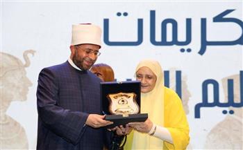   وزير الأوقاف: العلم رسالة لا يحدها عمر.. والدكتورة آمال إسماعيل نموذج للإرادة والصمود
