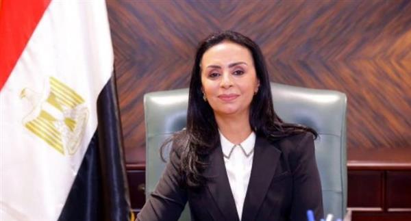 "مايا مرسي" توجه فريق التدخل السريع لفحص استغاثة سيدة بلا مأوى بالتجمع الخامس