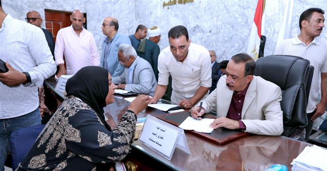 محافظ سوهاج يؤكد أولوية سرعة الاستجابة لشكاوى المواطنين.. وتكليفات فورية بحسم الطلبات 