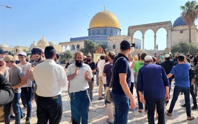 عشرات المستوطنين يقتحمون باحات المسجد الأقصى.. واعتقال 27 فلسطينيا من الضفة