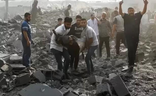 إصابة 12 فلسطينيا في قصف لقوات الاحتلال الإسرائيلي على وسط وغرب غزة