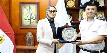 تقديرًا لجهوده خلال فترة عمله.. محافظ الوادي الجديد تكرم مدير إدارة المرور السابق 