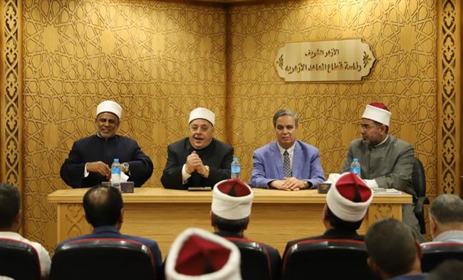 أيمن عبدالغني يعقد اجتماعًا موسعًا بمديري أفرع الأروقة الأزهرية لبحث سبل تطوير العمل