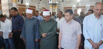   محافظ البحر الأحمر يؤدي صلاة الجمعة بمسجد الشهيد عبد المنعم رياض بالغردقة