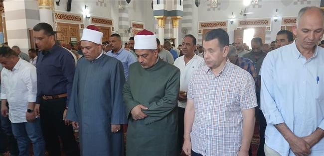 محافظ البحر الأحمر يؤدي صلاة الجمعة بمسجد الشهيد عبد المنعم رياض بالغردقة
