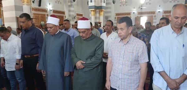 محافظ البحر الأحمر يؤدي صلاة الجمعة بمسجد الشهيد عبد المنعم رياض بالغردقة