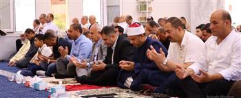 محافظ دمياط يؤدى صلاة الجمعة بمسجد الغالى بمدينة دمياط الجديدة