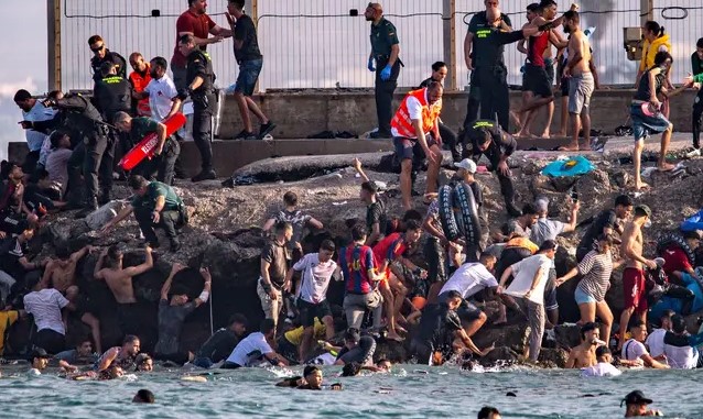 إسبانيا تعلن دخول 49 ألف مهاجر إلى سبتة خلال 24 ساعة