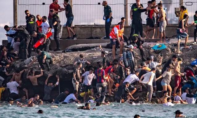 إسبانيا تعلن دخول 49 ألف مهاجر إلى سبتة خلال 24 ساعة