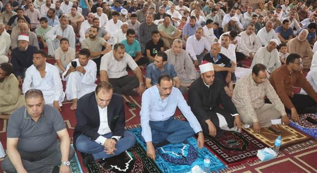 محافظ سوهاج يؤدي صلاة الجمعة بمسجد سيدي كمال الدين بأخميم