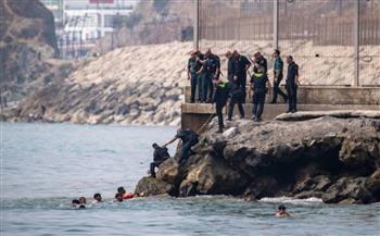 18 قتيلاً وآلاف المهاجرين في موجة عبور غير مسبوقة من المغرب إلى سبتة الإسبانية