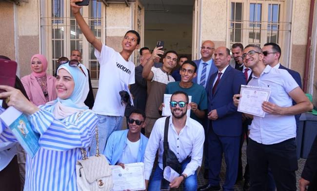 "سيلفي النجاح".. عندما تتحول الشراكة إلى وجوه تبتسم للمستقبل